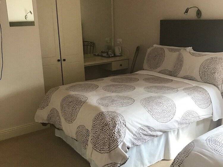 تختخواب و صبحانه Clare Manor
