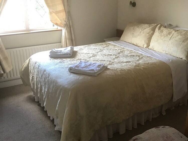 تختخواب و صبحانه Clare Manor