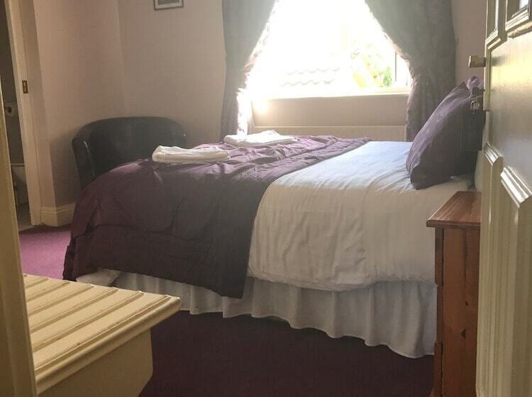 تختخواب و صبحانه Clare Manor