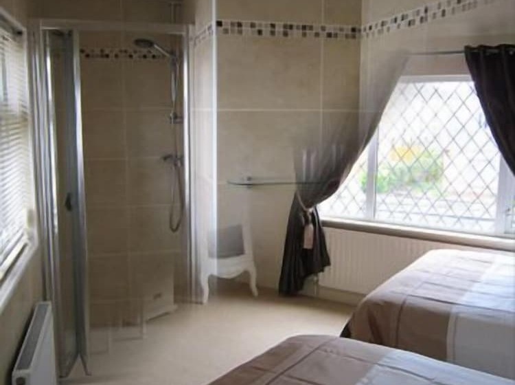 تختخواب و صبحانه Clare Manor