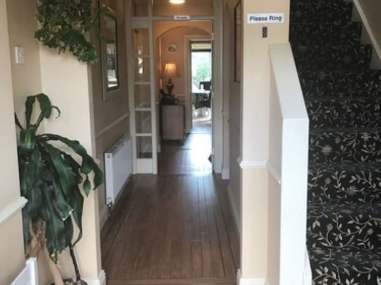 تختخواب و صبحانه Clare Manor
