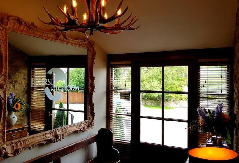 مسافرخانه Horse & Groom   Upper Oddington