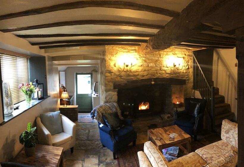 مسافرخانه Horse & Groom   Upper Oddington