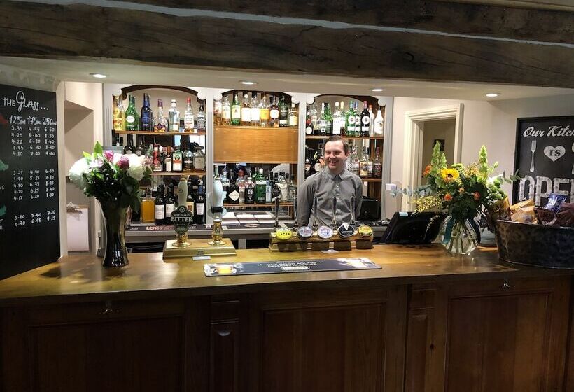 مسافرخانه Horse & Groom   Upper Oddington