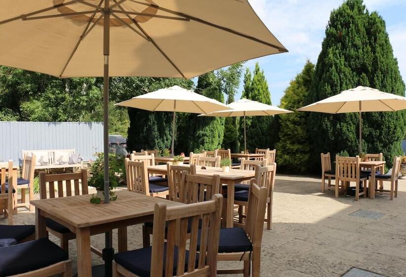 مسافرخانه Horse & Groom   Upper Oddington