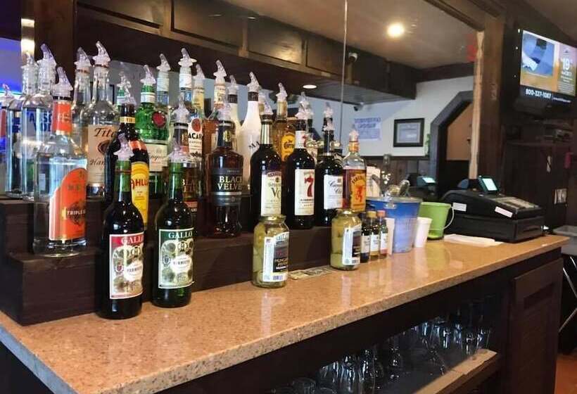 Хостел Salmon River Pub & Grill