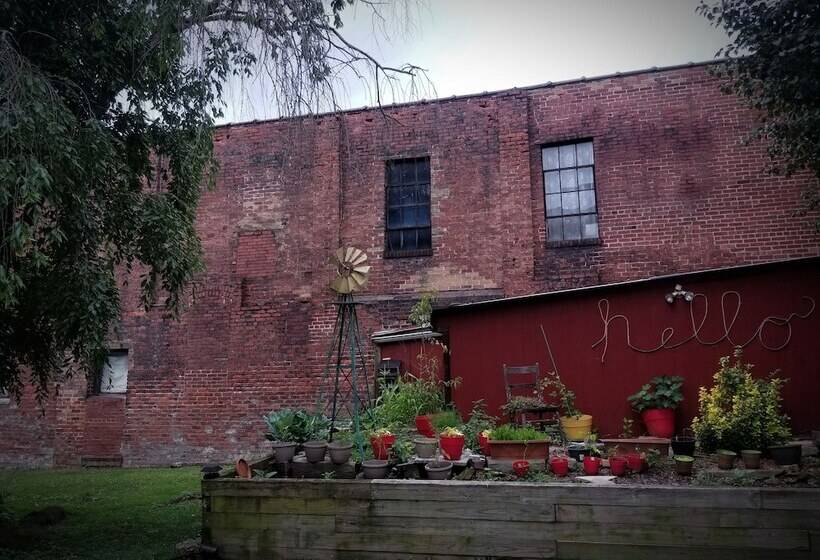 Пансион Hatfield Mccoy House Inn