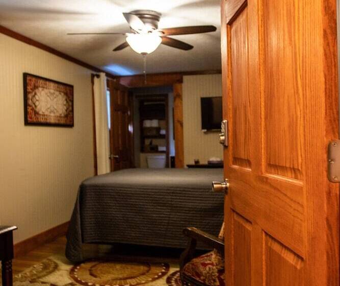 펜션 Hocking Hills Inn
