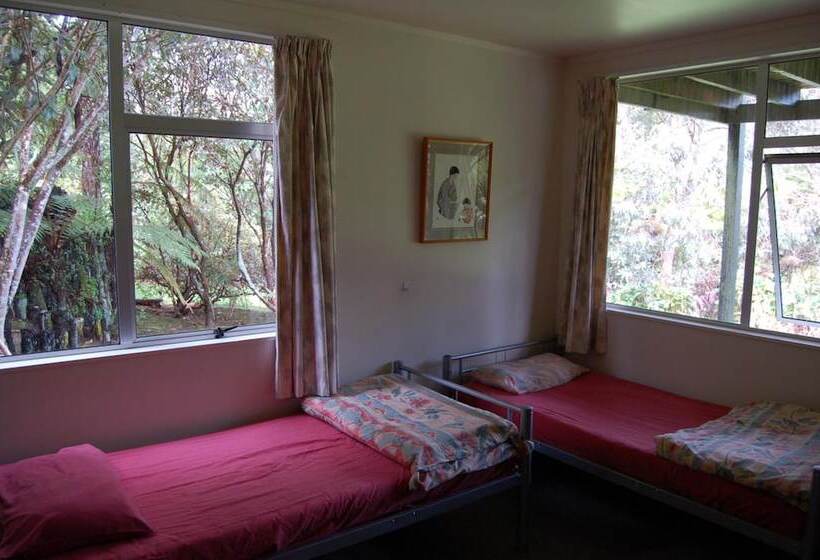 فندق صغير Egmont Eco Leisure Park & Backpackers