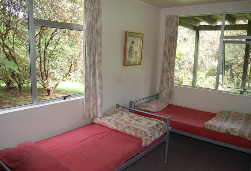 فندق صغير Egmont Eco Leisure Park & Backpackers