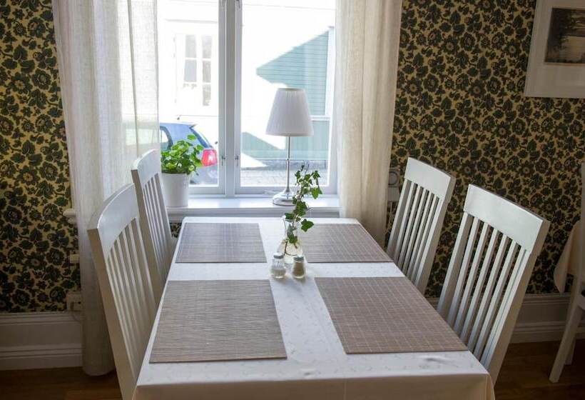 تختخواب و صبحانه Lilla Hotellet
