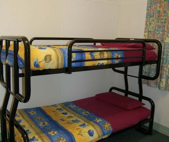 فندق صغير Egmont Eco Leisure Park & Backpackers