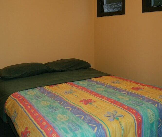 فندق صغير Egmont Eco Leisure Park & Backpackers