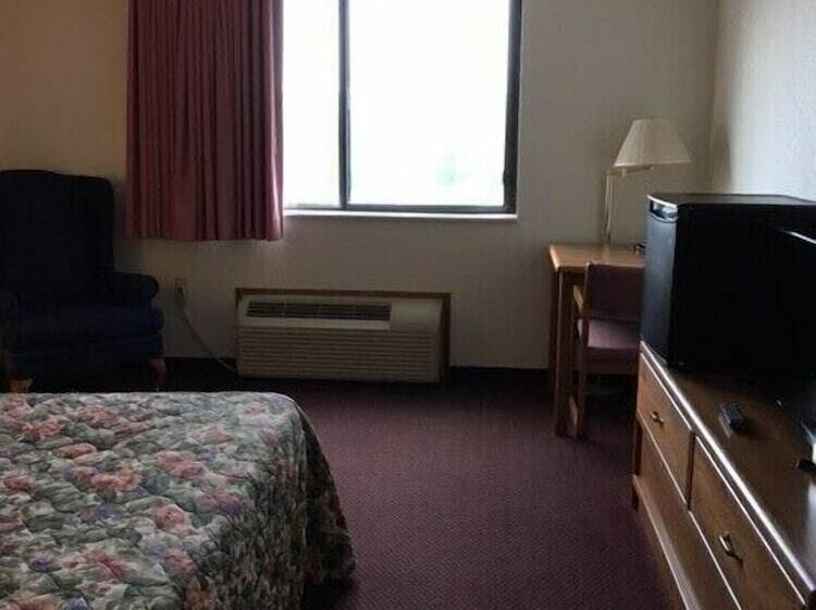 فندق Clarion Hometown Inn