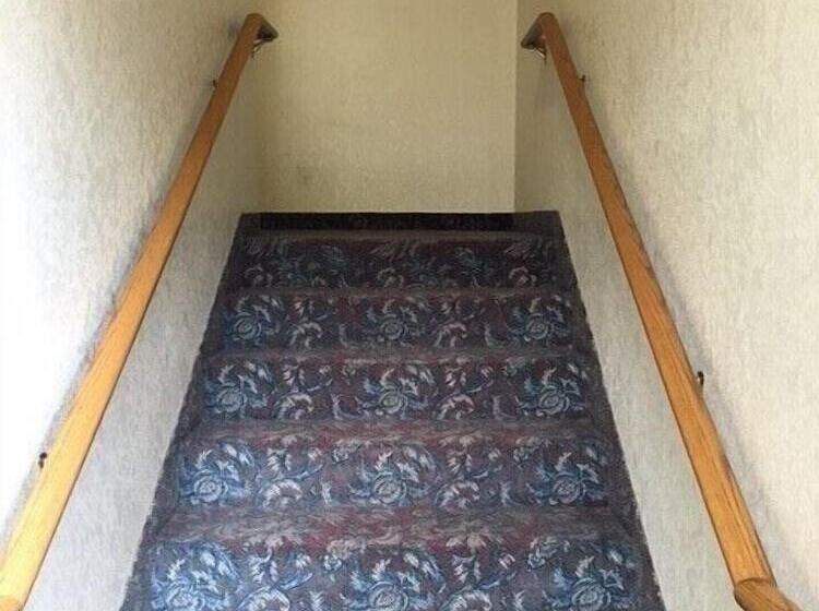 فندق Clarion Hometown Inn