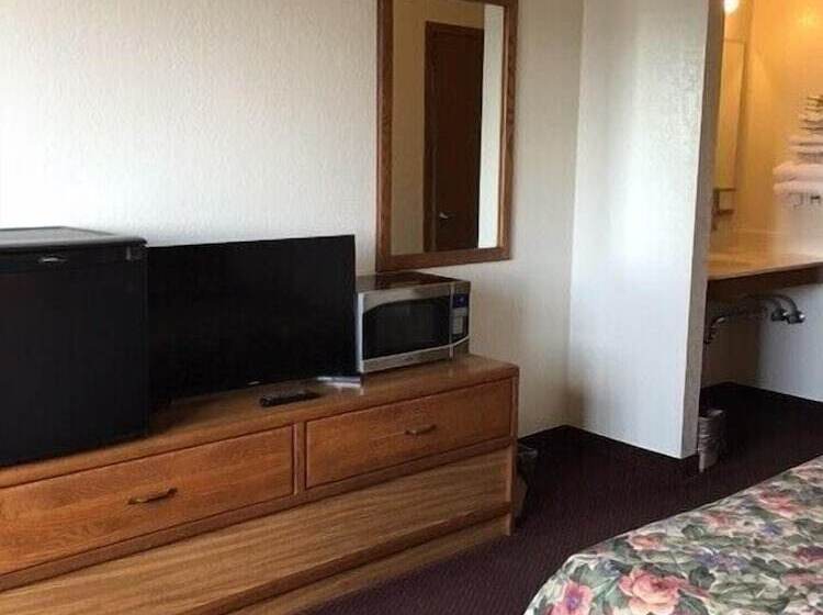 فندق Clarion Hometown Inn