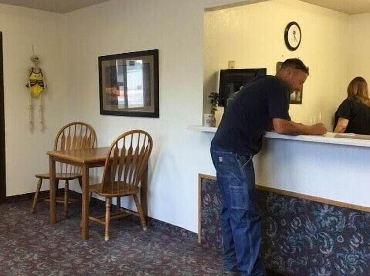 فندق Clarion Hometown Inn