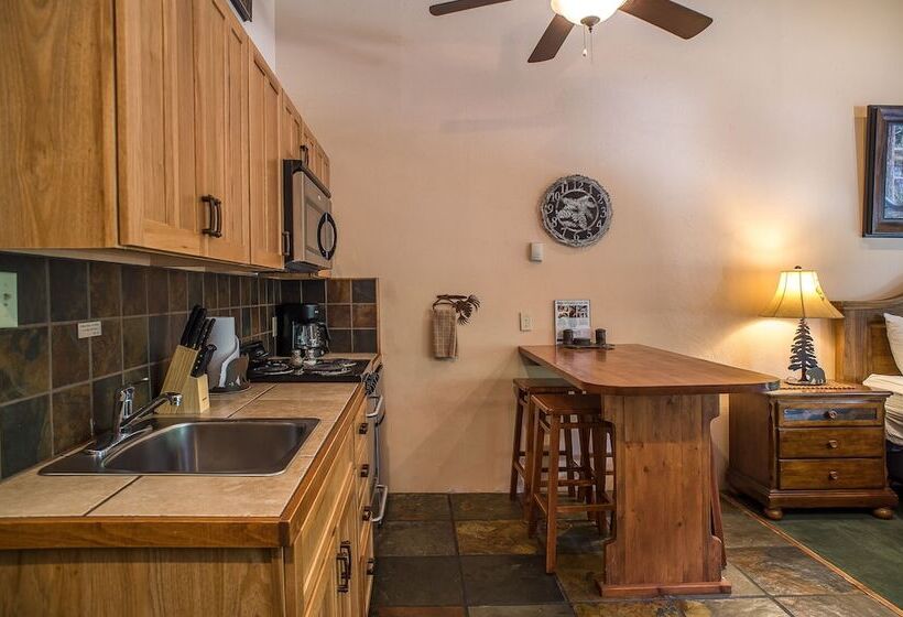 فندق Cottam S Lodge By Alpine Village Suites