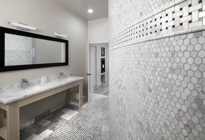 هتل Rockhouse Suites