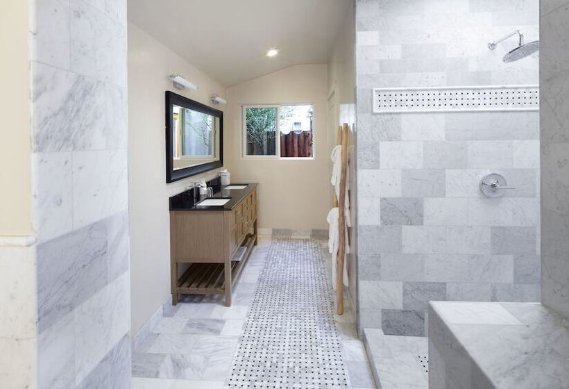 هتل Rockhouse Suites