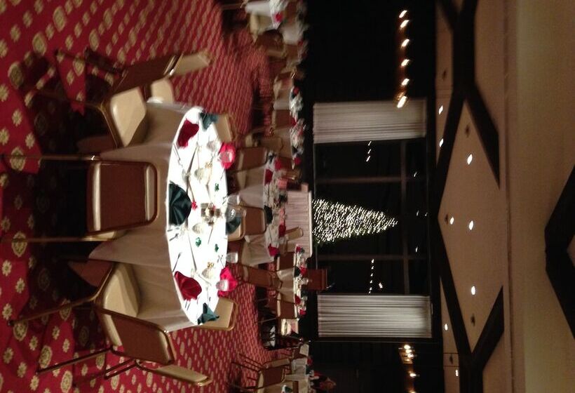 هتل The Seasons Lodge