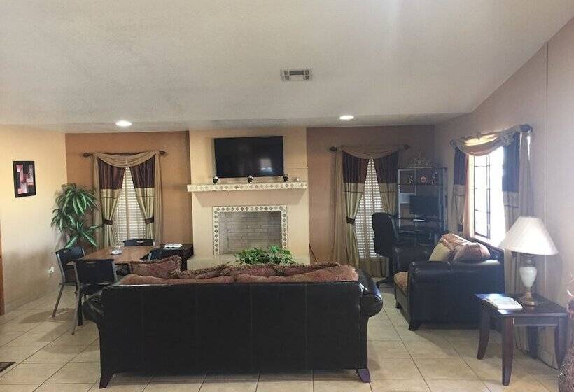 מוטל Royal Inn Pearsall