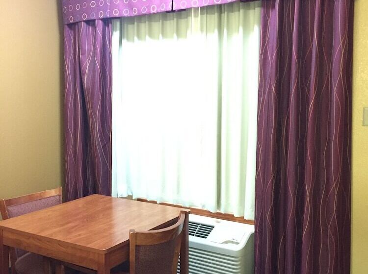 מוטל Royal Inn Pearsall