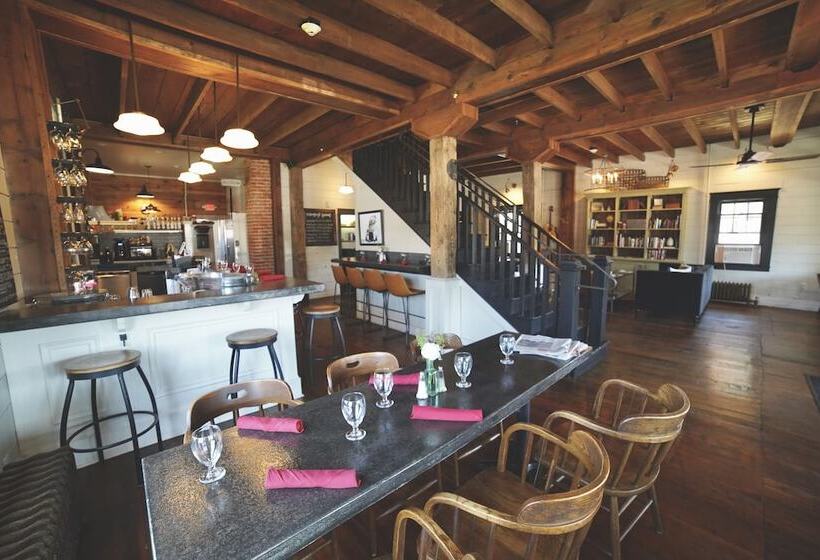 پانسیون The Landing Hotel And Dining