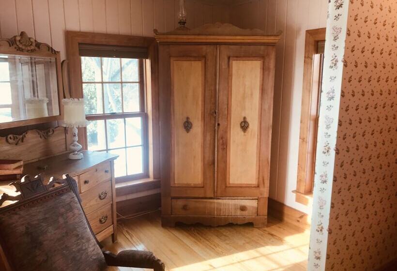 تختخواب و صبحانه Chanticleer Guest House