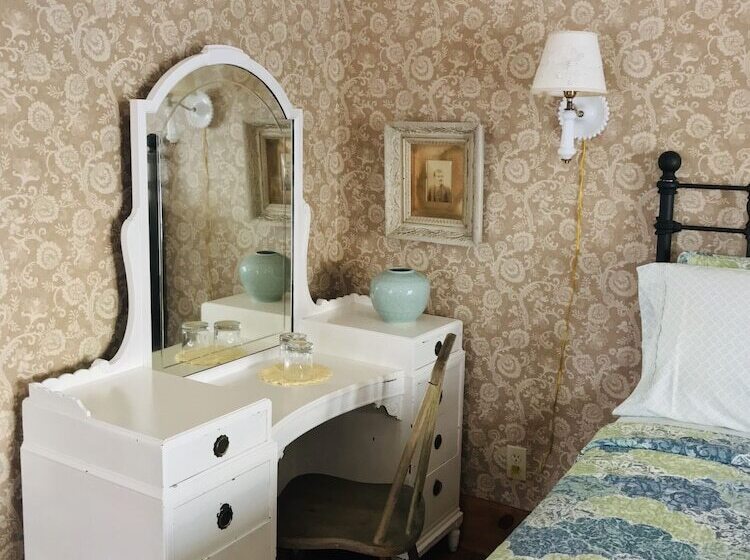تختخواب و صبحانه Chanticleer Guest House