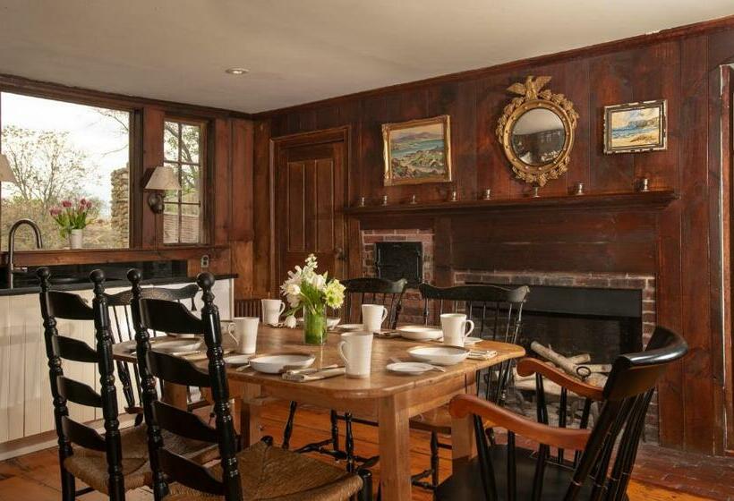 تختخواب و صبحانه Village Inn