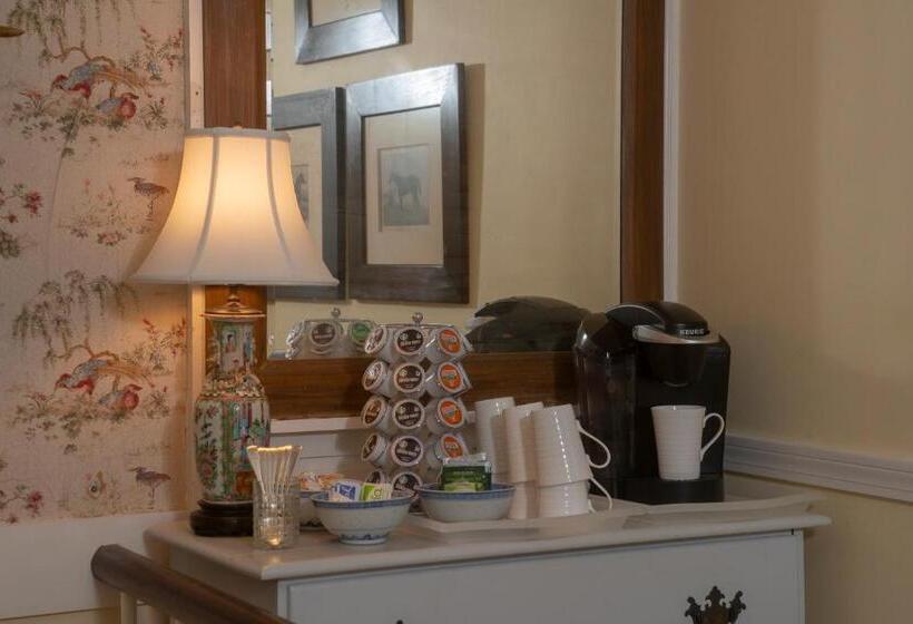 تختخواب و صبحانه Village Inn