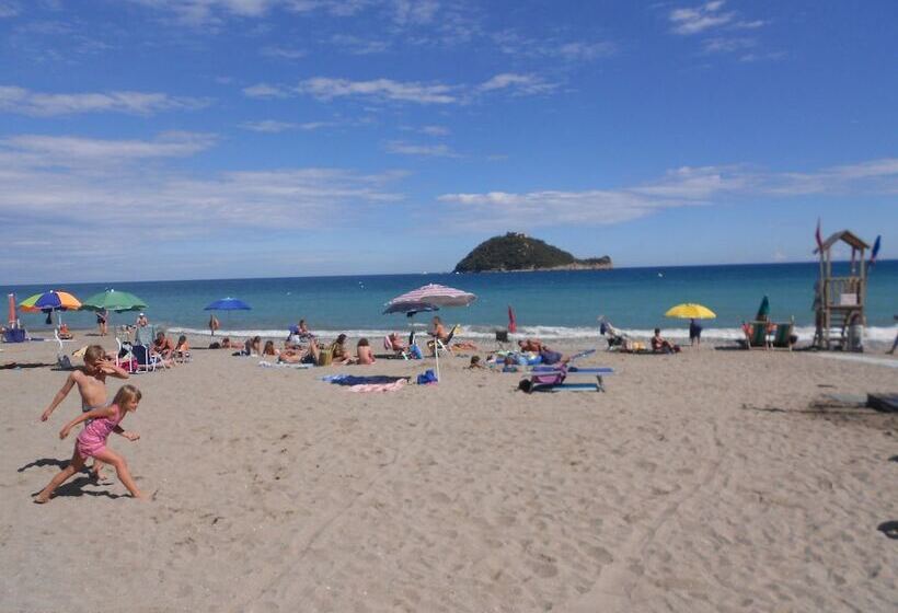 هتل Camping Delfino