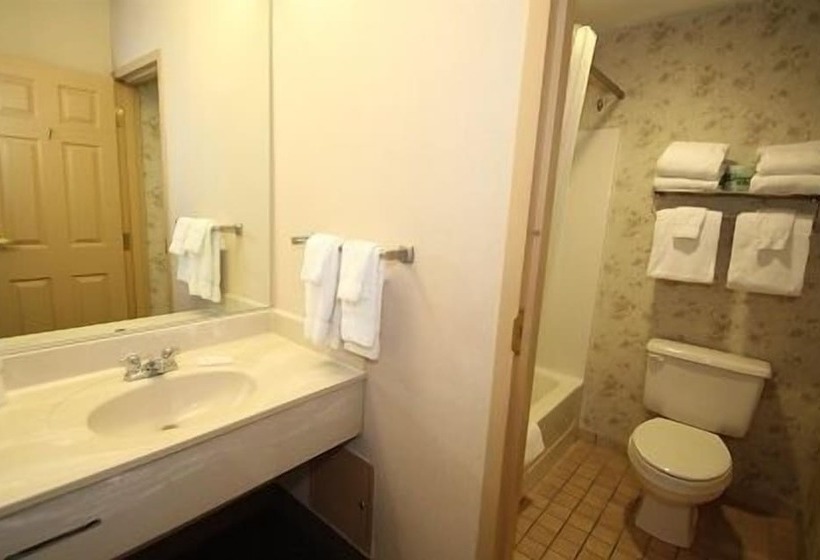 Отель Darien Lake Lodge On The Lake