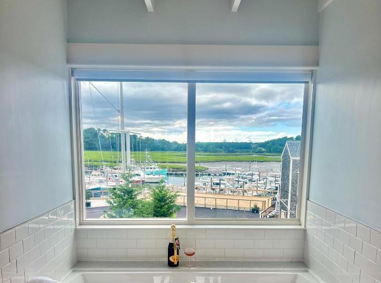 리조트 The Hotel At Cape Ann Marina