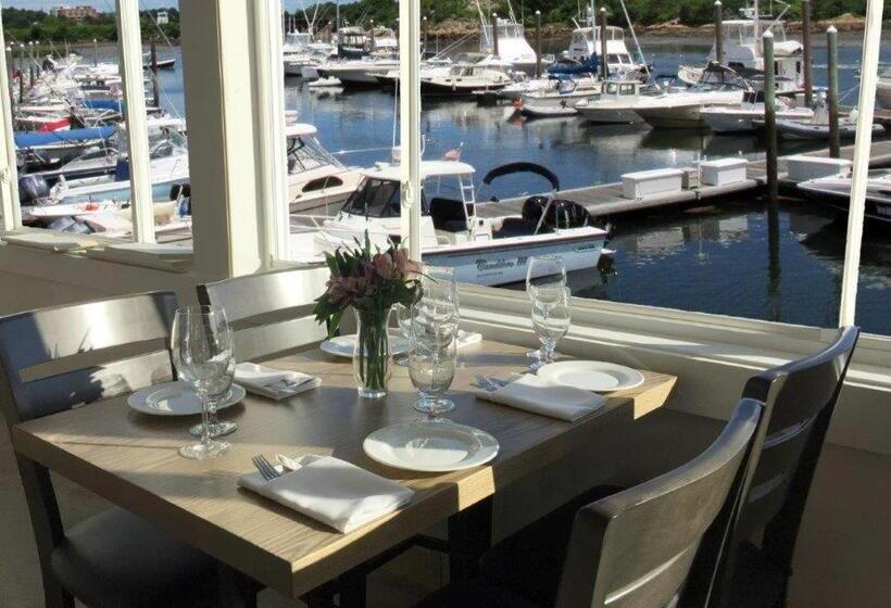 리조트 The Hotel At Cape Ann Marina