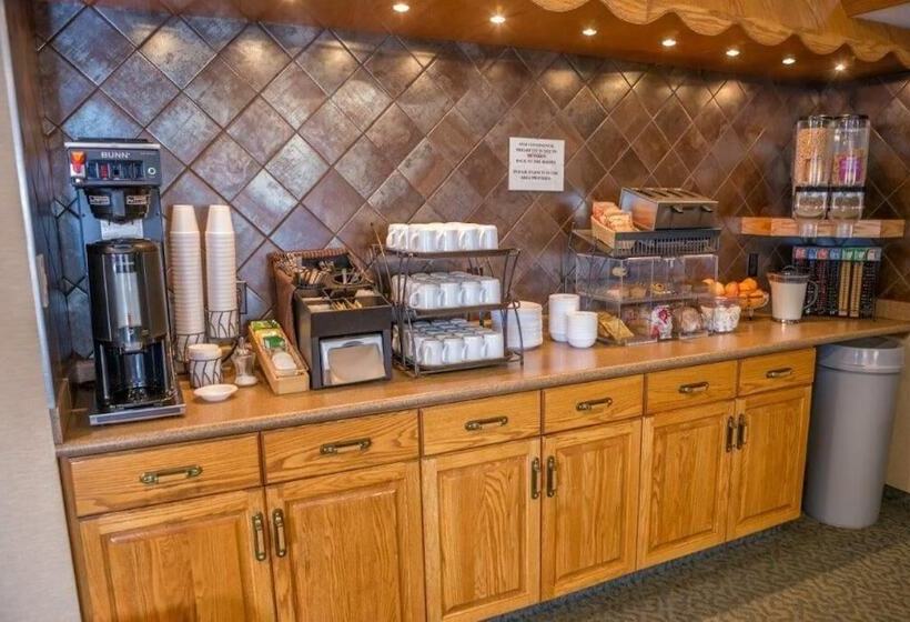 هتل Woodland Inn Meadow Lake