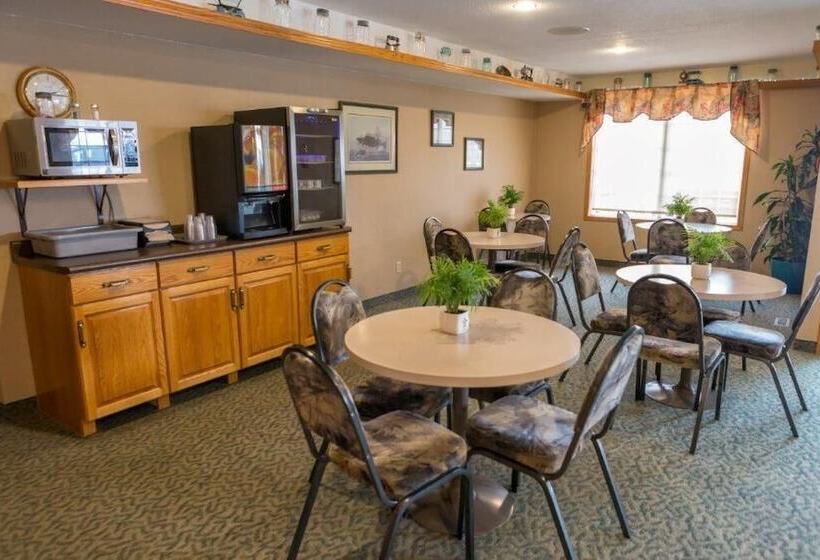هتل Woodland Inn Meadow Lake