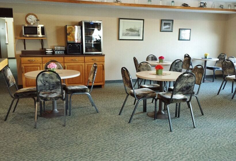 هتل Woodland Inn Meadow Lake