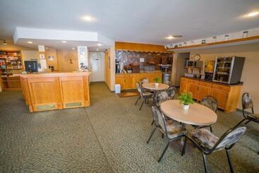 هتل Woodland Inn Meadow Lake
