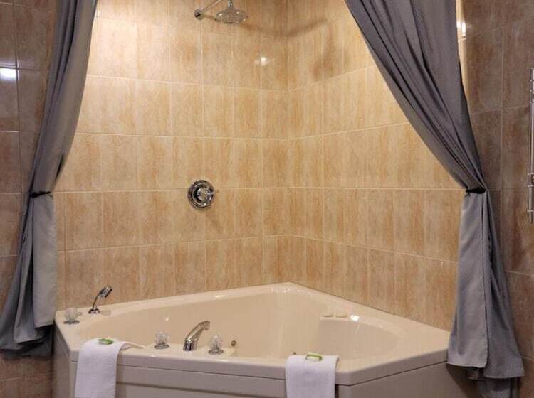 هتل Woodland Inn Meadow Lake