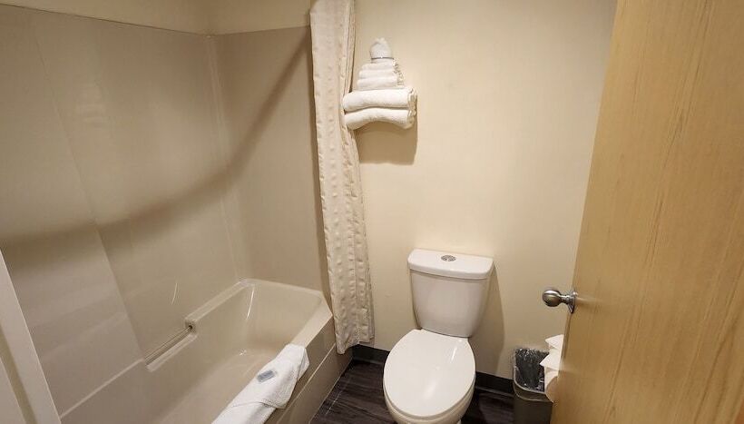 هتل Woodland Inn Meadow Lake
