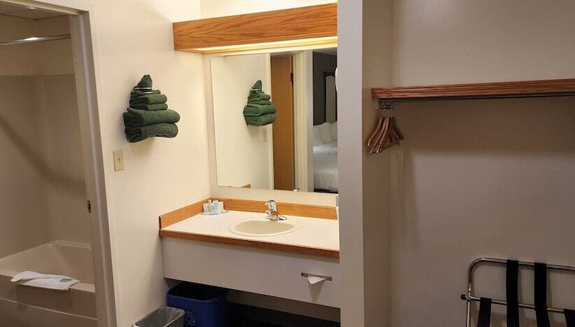 هتل Woodland Inn Meadow Lake