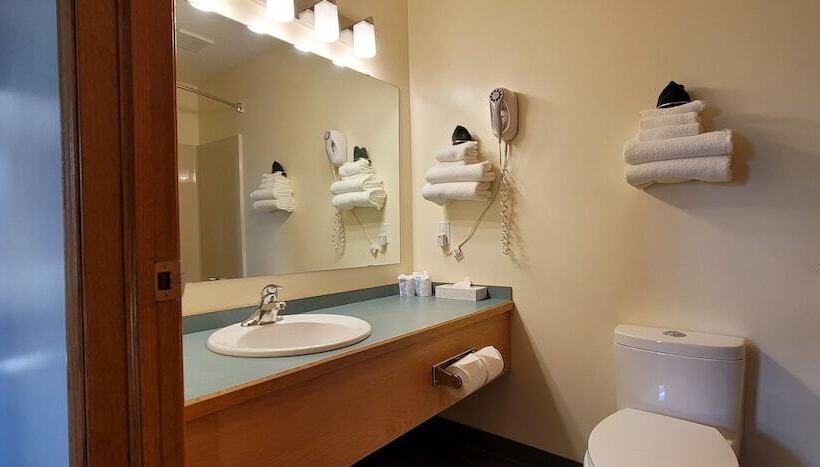 هتل Woodland Inn Meadow Lake
