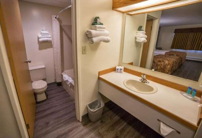 هتل Woodland Inn Meadow Lake