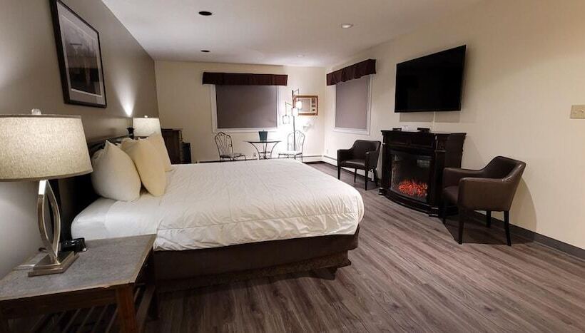 هتل Woodland Inn Meadow Lake