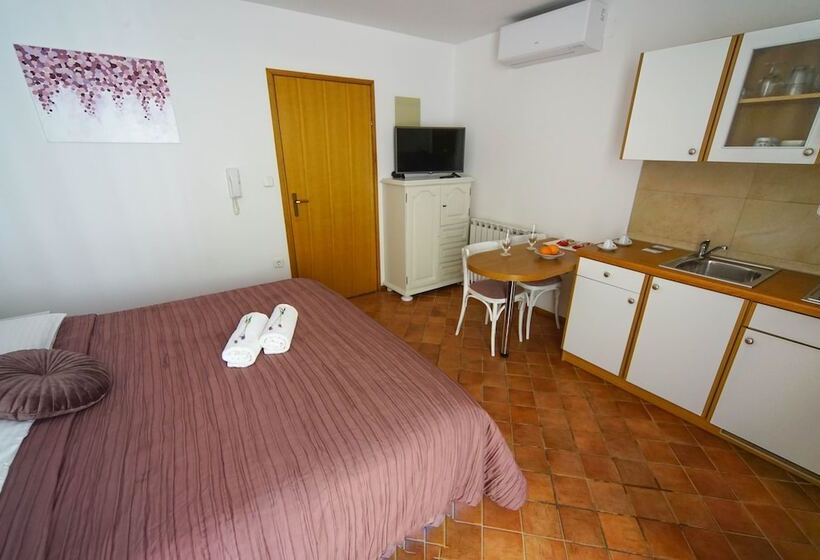 هتل Apartments And Rooms Degra