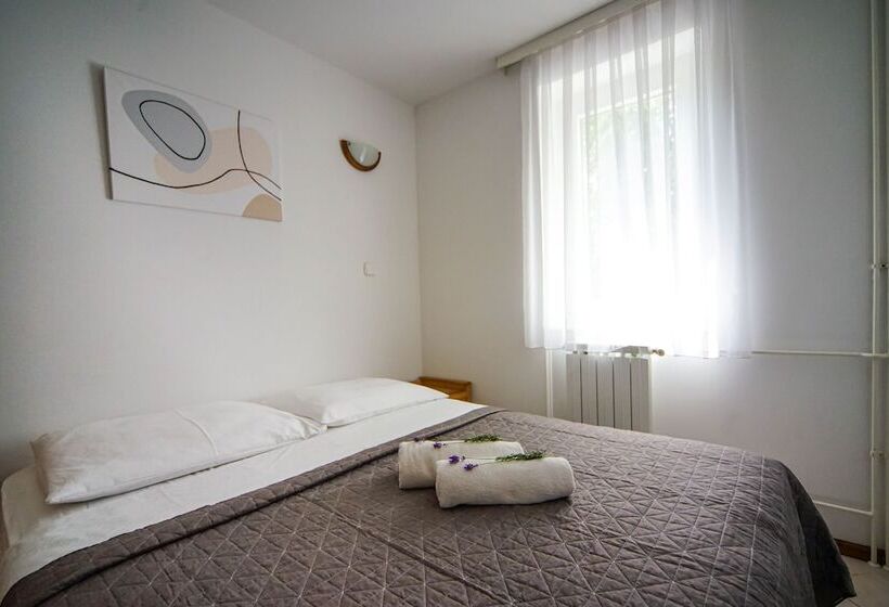 هتل Apartments And Rooms Degra