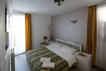 هتل Apartments And Rooms Degra