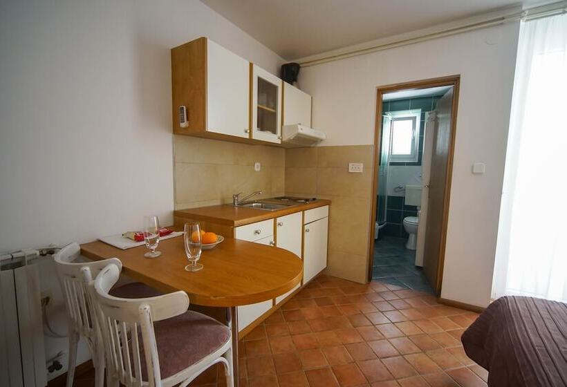 هتل Apartments And Rooms Degra